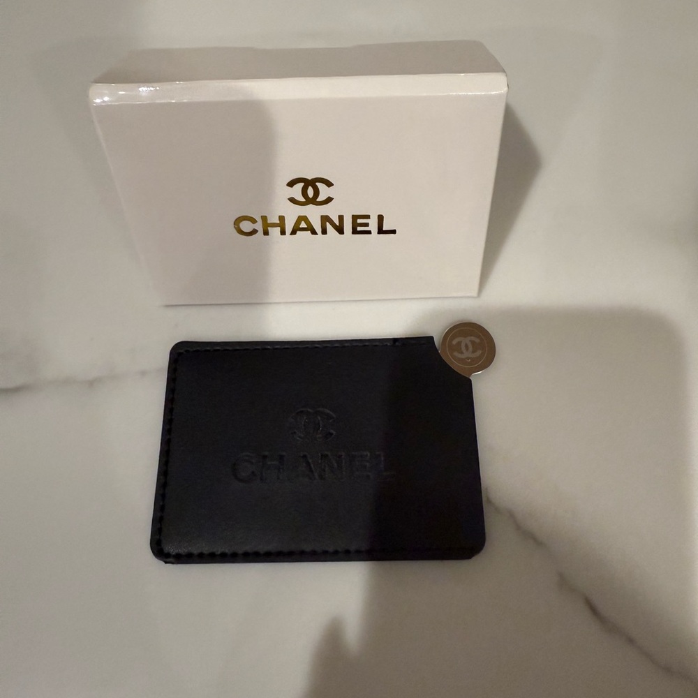 New CHANEL Black Leather Card Case with mirror - Picture 3 of 10